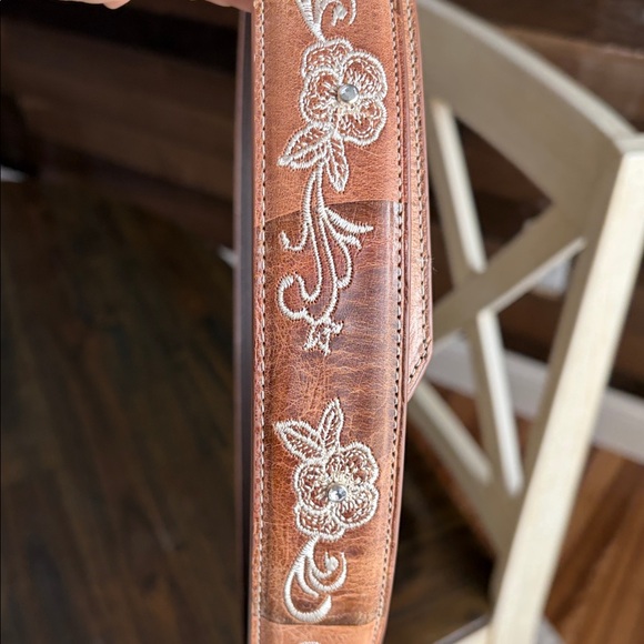 Shyanne Brown white floral belt with Silver Buckle 💯 % LEATHER - Picture 5 of 6